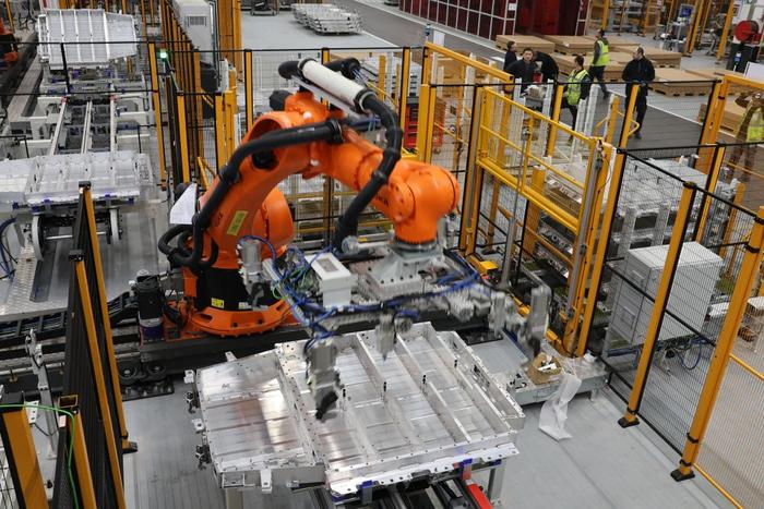 2月23日，在法国吕茨，搬运机器人在中国敏实集团与法国雷诺集团成立的合资公司的电池盒产线上工作。新华社记者张百慧摄