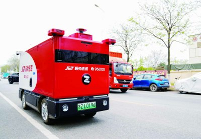 昨日，极兔速递无人快递车在南京正式投入运营。 南京日报/紫金山新闻记者 戚珂嘉 摄