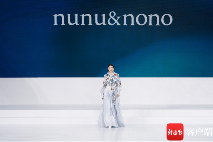 4月12日下午，2024中国国际消费品博览会时装周“首秀”在cdf海口国际免税城上演。记者 曹志 摄