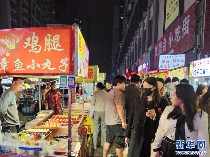 4月10日,河南郑州,凤凰茶城夜市里的食客.