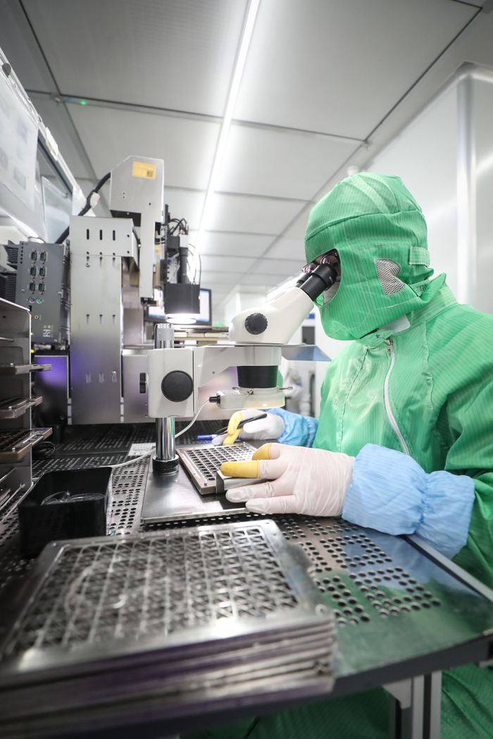 工作人员在辽宁中蓝电子科技有限公司生产车间加工产品（2023年11月3日摄）。新华社记者 潘昱龙 摄