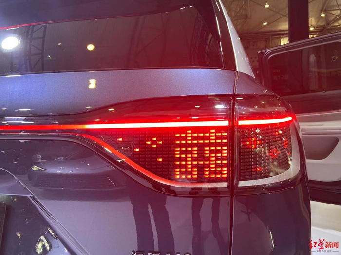 ▲后车灯的“囍”字