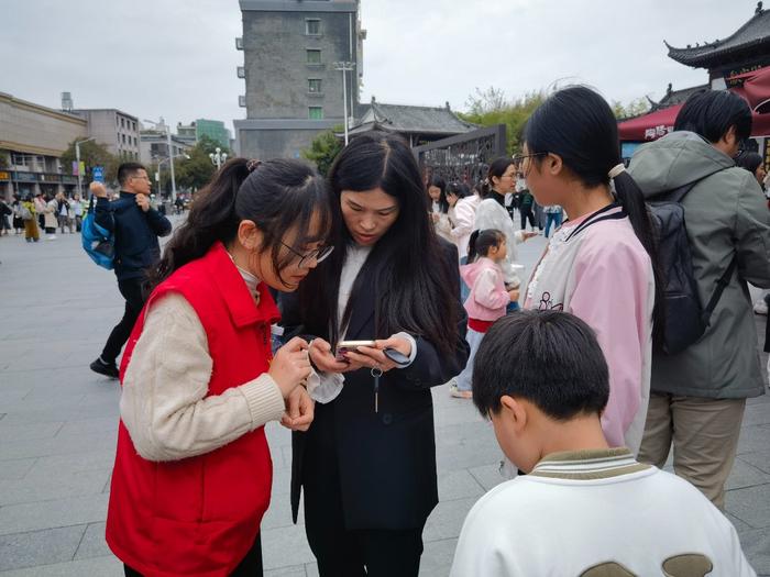 清明节期间，江西景德镇市组织志愿者为游客提供旅游咨询、路线指引、免费茶水等服务。受访者供图