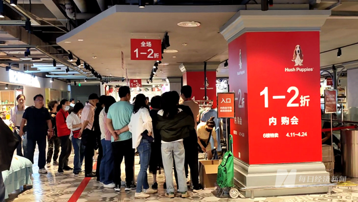 早上10点20分，暇步士卖区排起了长队 图片来源：每经记者 杜蔚 摄