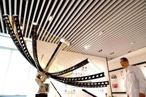 图为在东华大学纺织面料技术教育部重点实验室拍摄的鹊桥二号星载天线缩比模型。新华社发