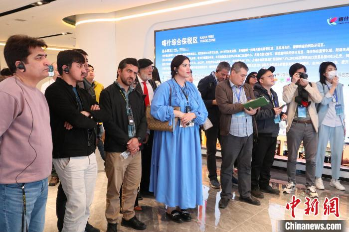 4月11日，“丝绸之路经济带共建国家媒体负责人研讨班”参访团参观喀什综合保税区。 徐雪莹 摄