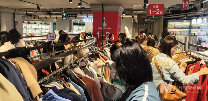 某商场内暇步士服饰的售卖区 图片来源：每经记者 杜蔚 摄