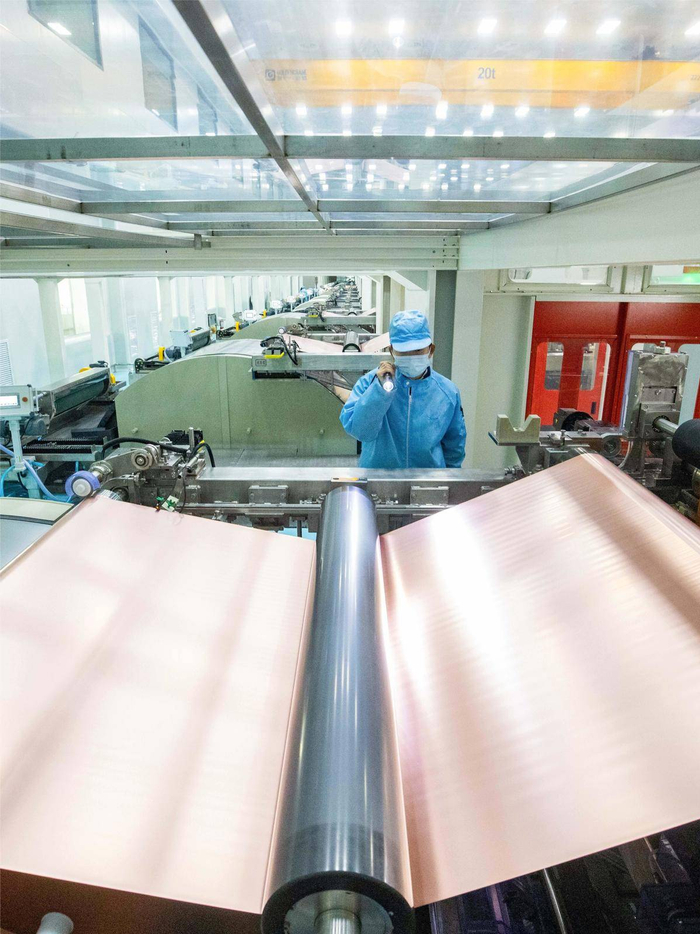 黄石诺德锂电铜箔生产车间,一台台生箔一体机正高效运转,工作人员有序