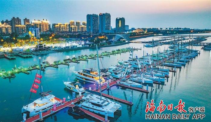 4月12日，在海口市国家帆船基地公共码头，参加第四届中国国际消费品博览会游艇展的船艇停靠在泊位上。海南日报记者 陈元才 摄