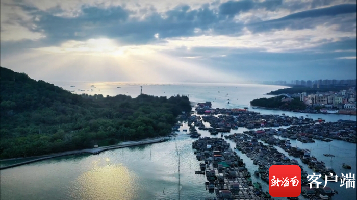 在海南环岛旅游公路陵水段新村港的潟湖内，渔排错落相连，铺展绵延。记者李昊 摄