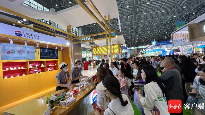 　　茅台冰淇淋受青睐。记者 王洪旭 摄