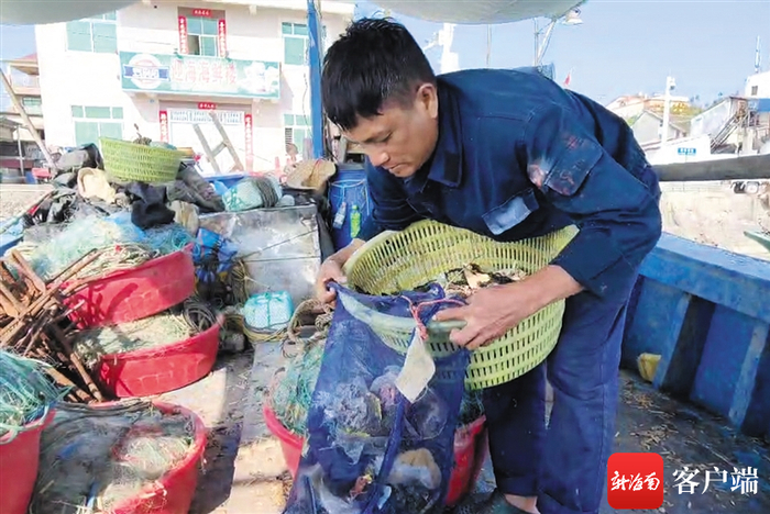 钟强彬每次出海归来，渔船上装载的垃圾几公斤至几十公斤不等。