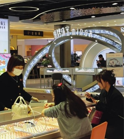 正在选购黄金首饰的消费者。 记者周满珍 摄