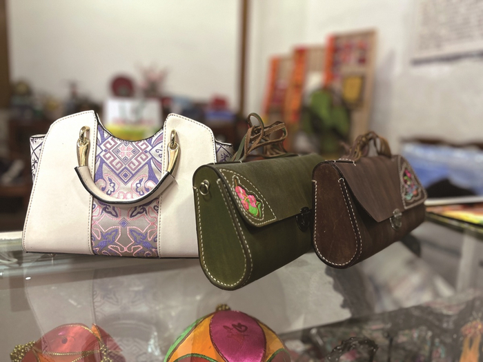 兰培文团队推出的壮锦包包产品。