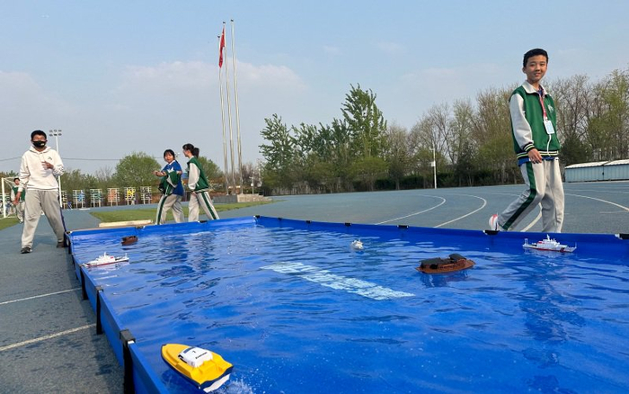 次渠中学科技节上，学生们展示航模作品。 新京报记者刘洋 摄