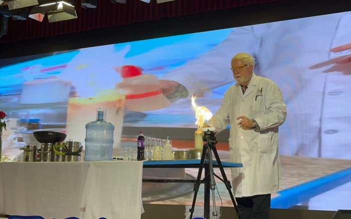 戴维展示有趣的化学实验。 新京报记者刘洋 摄