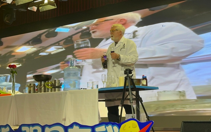 戴维装在葡萄气泡水瓶中的“饮料”其实是高锰酸钾溶液。 新京报记者刘洋 摄