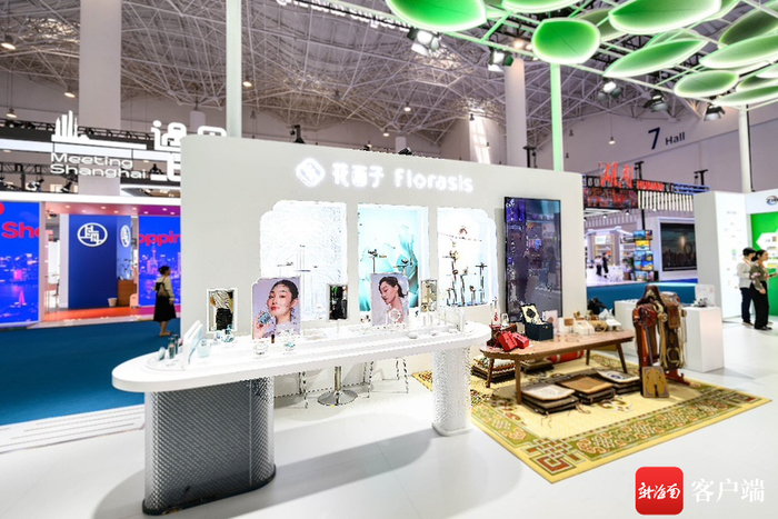 　　浙江馆内的花西子展位。 记者 吴兴财 摄