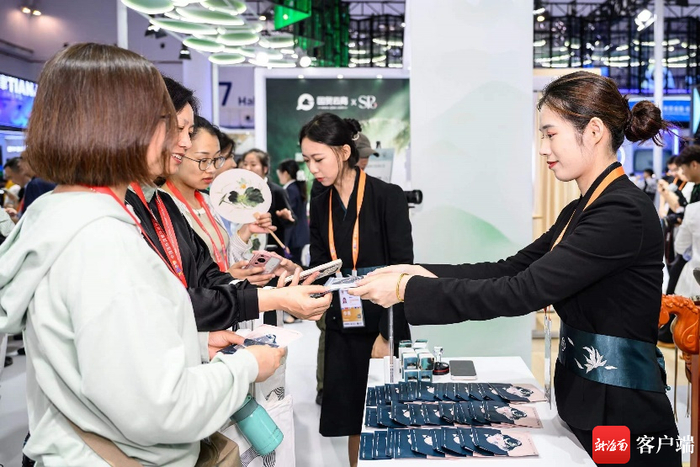 　　众多消费者在花西子展位打卡。 记者 吴兴财 摄