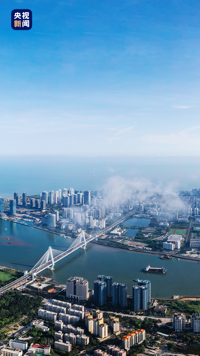 △海口世纪大桥，全长2663米，将海甸岛与主城区相连接，在广阔的大海之上宛如“气贯长虹”。