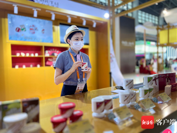 　　茅台冰淇淋受青睐。记者 王洪旭 摄