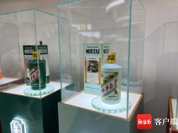 　　茅台展馆展出的茅台酒。记者 王洪旭 摄