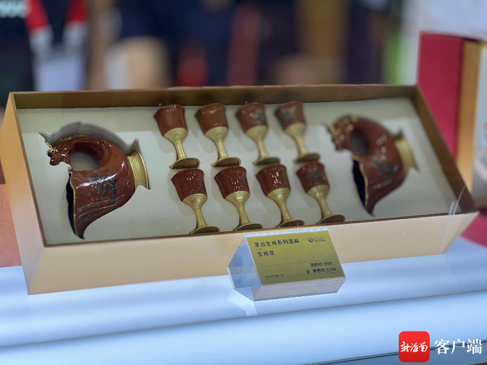 　　茅台生肖系列酒杯。记者 王洪旭 摄