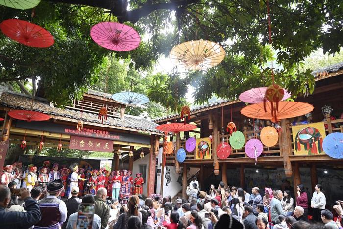   4月10日，在广西柳州市鱼峰公园，市民和游客在庆祝“三月三”活动中唱山歌。新华社记者 黄孝邦 摄