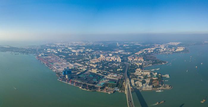 海南自贸港重点园区——洋浦经济开发区（2023年12月31日摄，无人机全景照片）。新华社记者 蒲晓旭 摄