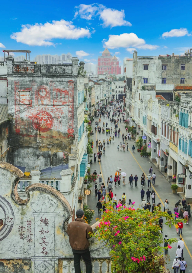 △海口骑楼老街上，书店、戏台、茶室、菜市场、水族馆、五金店、杂货铺一应俱全，烟火气十足。