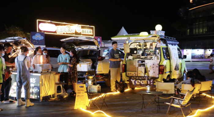 △“尾箱集市”受市民游客青睐