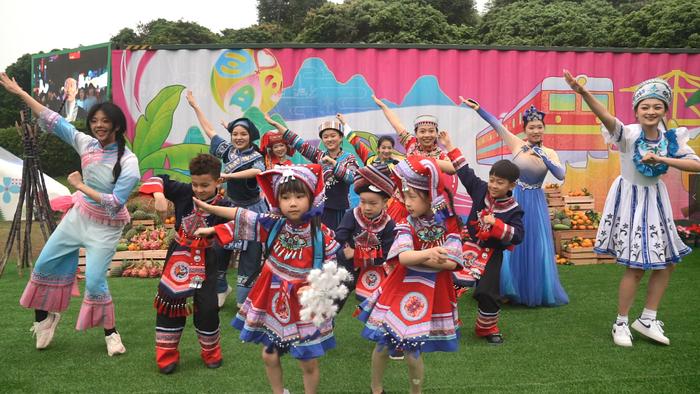   来自吉林的小朋友们正在跟演员一起表演舞蹈。 新华社记者 陈露缘 摄