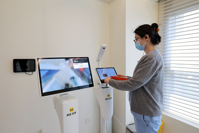 机构工作人员通过美团医美智能验真设备为消费者进行药品验真。 摄影 王梓浩