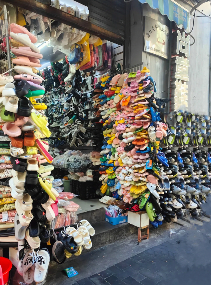 △骑楼老街的拖鞋店