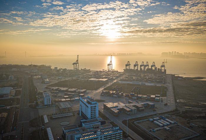 在海南自贸港重点园区——洋浦经济开发区拍摄的洋浦国际集装箱码头（2024年1月1日摄，无人机照片）。新华社记者 蒲晓旭 摄