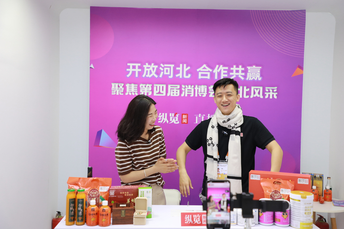 清河红太羊绒企业代表陈文娣做客纵览直播间为网友介绍羊绒围巾。（刘天宇/摄）