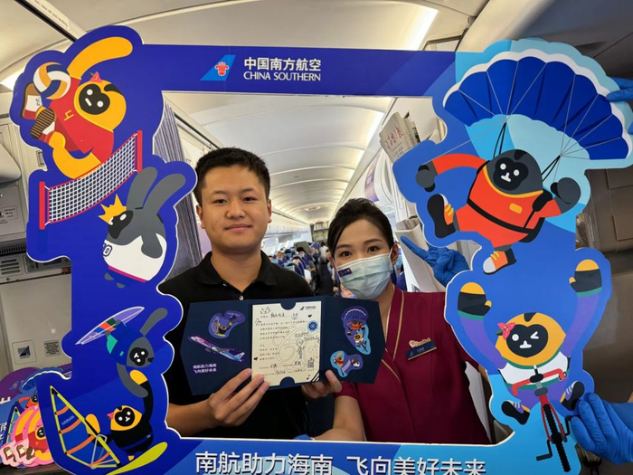 ↑4月12日，南航乘务员和参与互动的旅客合影留念。高晗 摄