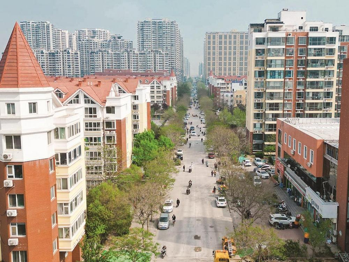         4月13日，人和街油漆厂路至北仓路段通车。 本报记者 周绍宗 摄    