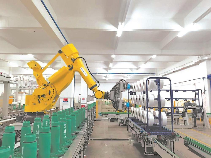     恒申前纺三期自动包装线项目的自动卸丝环节 本报记者 林蔚 摄