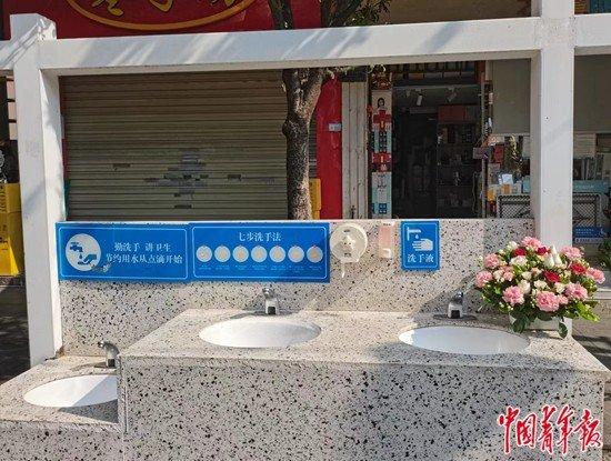 云南省昆明市南强集市，随处可见的洗手台。中青报·中青网见习记者 谭思静/摄