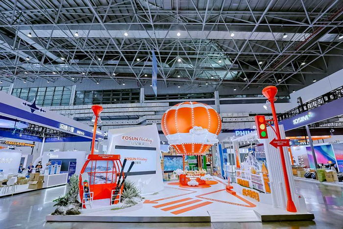 图为消博会复星旅文展区