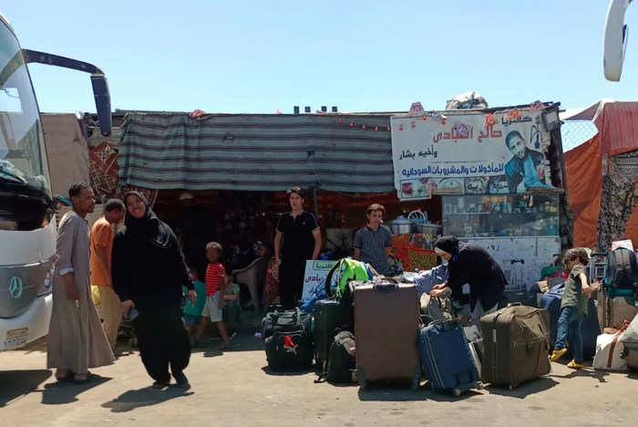 这是2023年5月2日，逃离苏丹的难民抵达埃及南部阿斯旺省的一处汽车站（手机拍摄）。新华社发（拉德万摄）