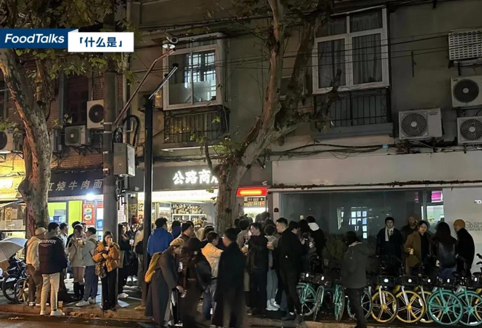 公路商店门口喝酒的年轻人