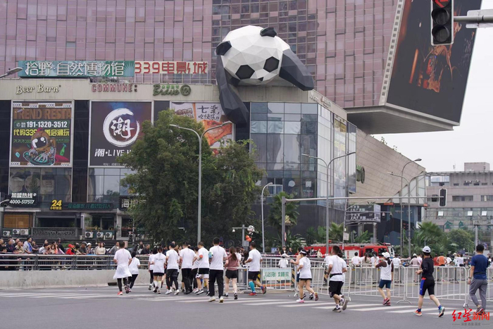 2023年成都马拉松，选手经过339天府熊猫塔（资料图）