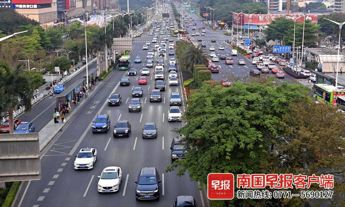 ▲4月14日下午6时许，南宁民族大道上，返程车辆平稳有序通行。记者 何定坚 摄