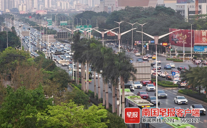 ▲4月14日下午，南宁市区主干道迎来返程大军。记者 何定坚 摄