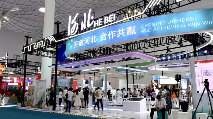 众多参展商驻足河北展厅参观。（刘天宇/摄）