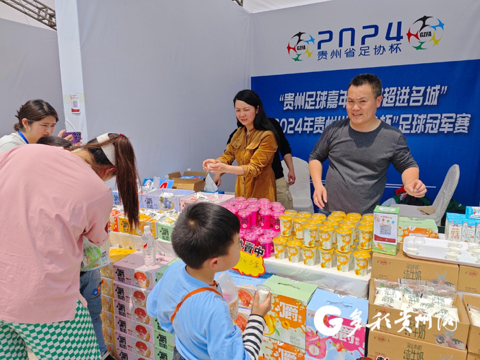 赛场外的体育集市