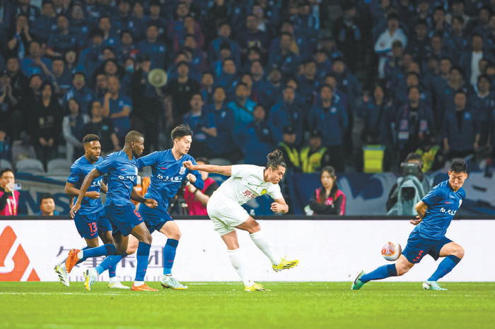 张玉宁（白）进球瞬间。IC Photo供图