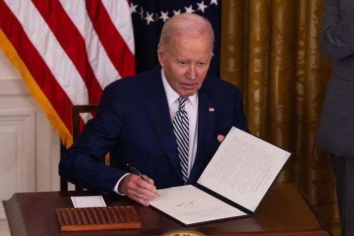 2023年10月30日，美国总统拜登在华盛顿白宫签署一份行政令。色列新华社发（亚伦摄）